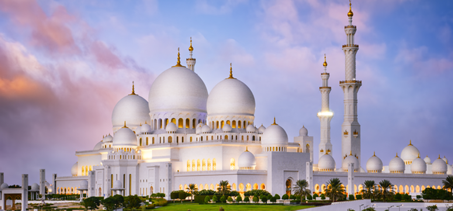 Sheikh Zayed Grand Mosque Receives 439,000 People For Prayers, Visitors In April