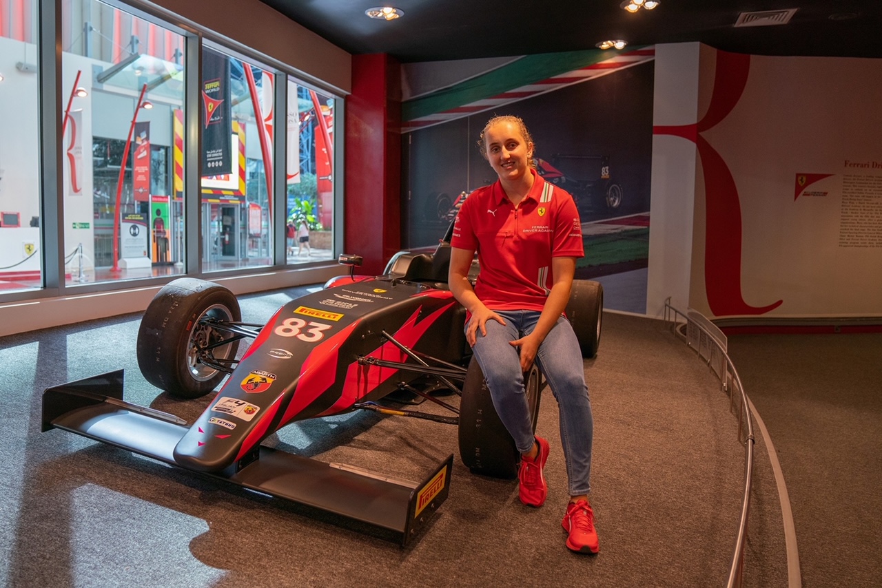 Maya Weug, première femme membre de la Ferrari Driver Academy, visite le  Ferrari World Abu Dhabi - Blog Voyage