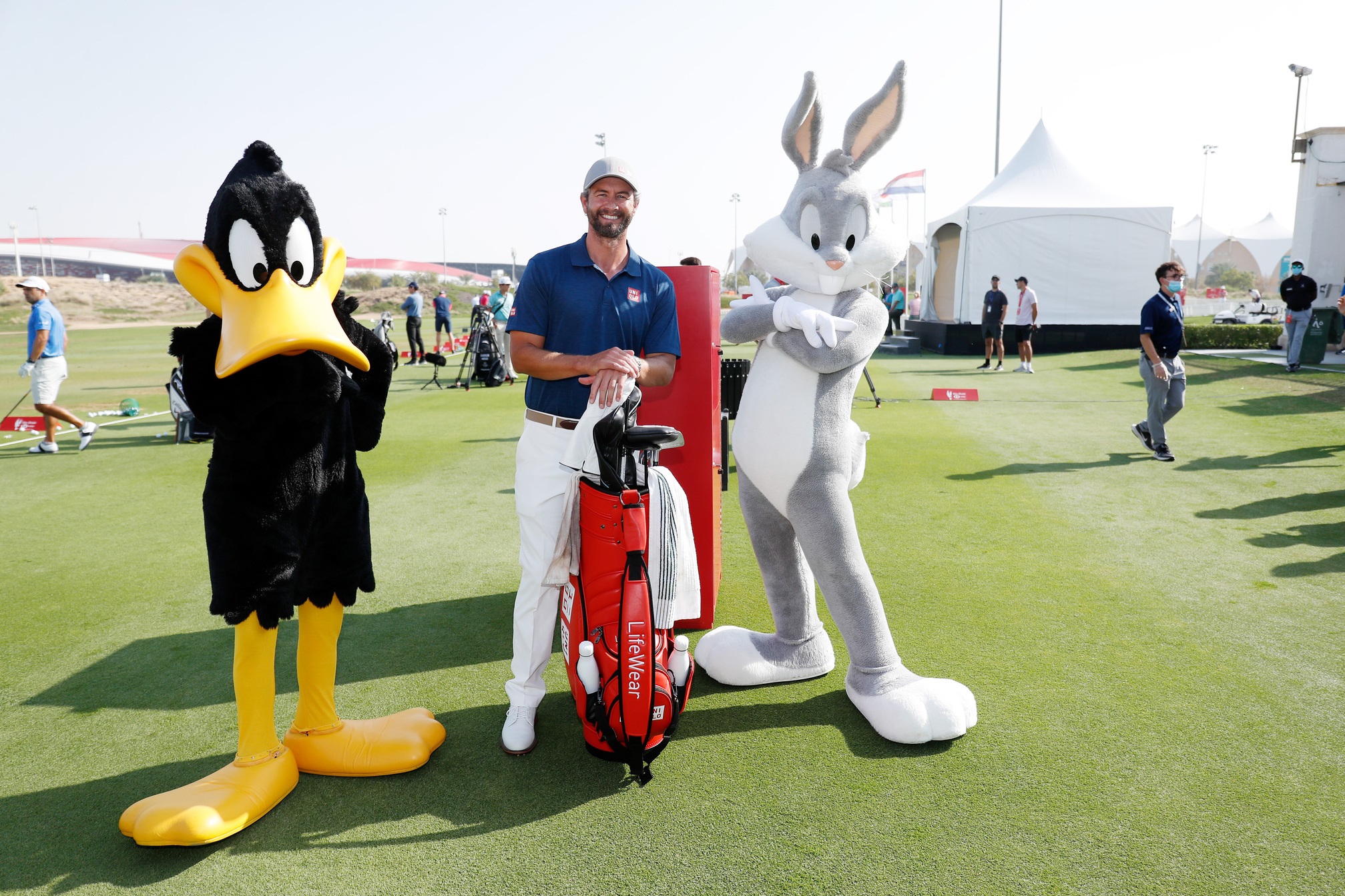 Warner Bros. World™ Abu Dhabi’s Bugs Bunny And Daffy Duck Make An Exciting Appearance At Abu Dhabi HSBC Championship On Yas Island