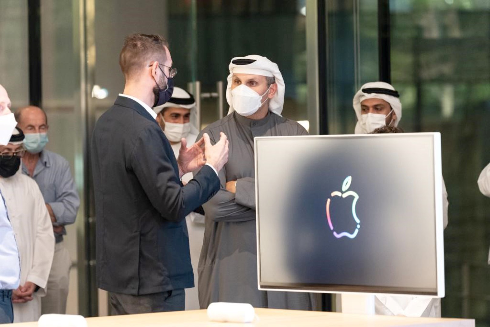 Mubadala Delegation Visits New Apple Store At Al Maryah
