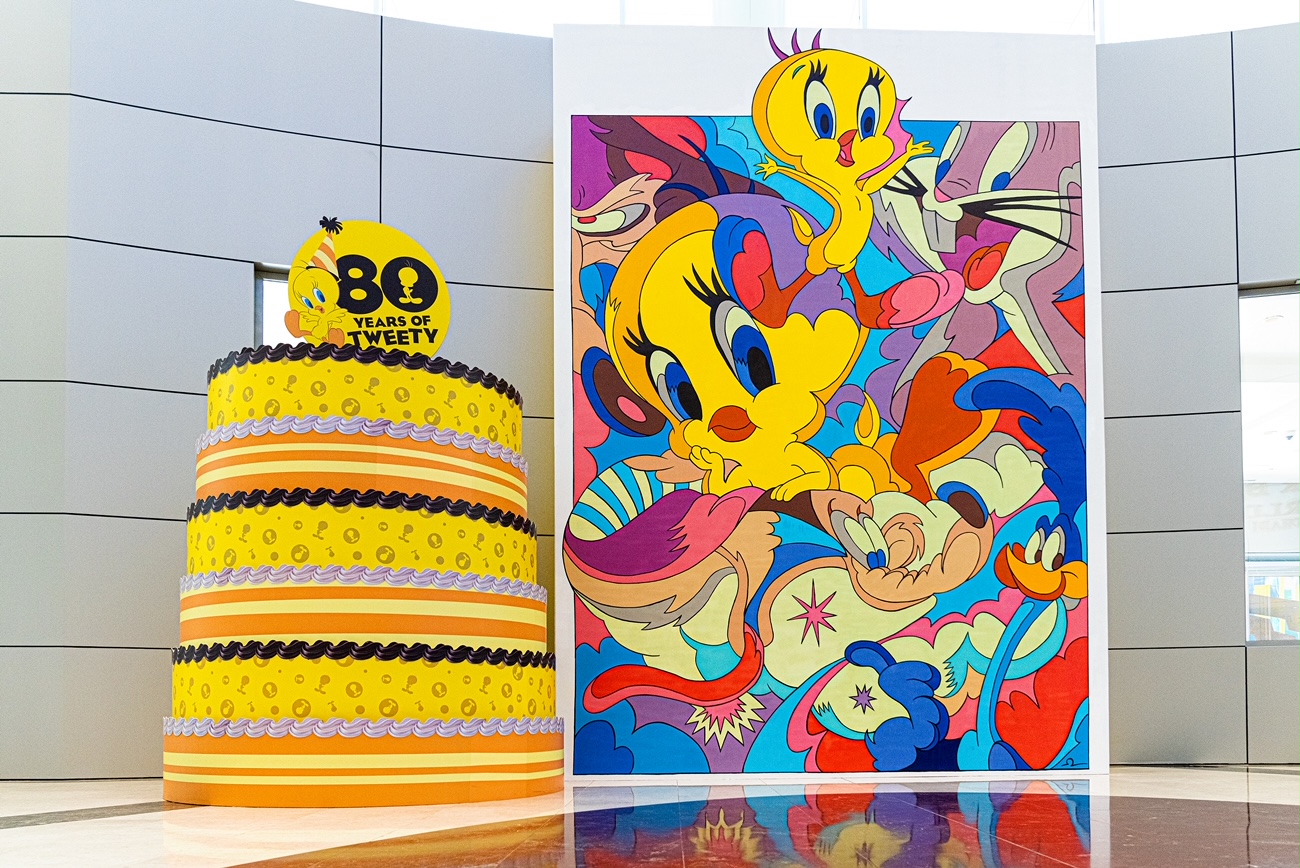 Warner Bros. World™ Abu Dhabi rend hommage aux 80 ans de Tweety avec une grande fresque captivante