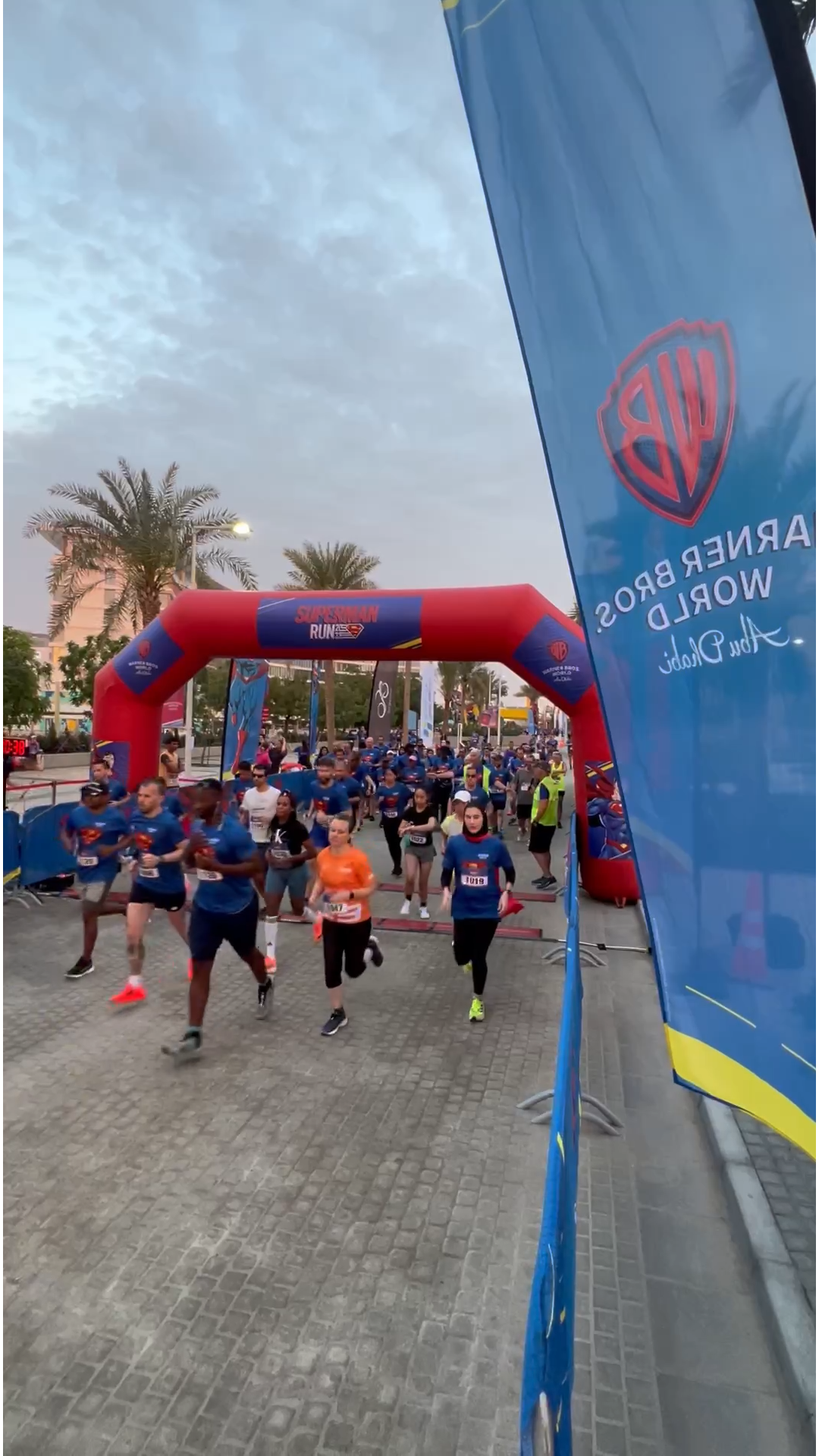 Plus de 900 super coureurs participent à la « Superman Run » de Warner Bros. World™ Abu Dhabi