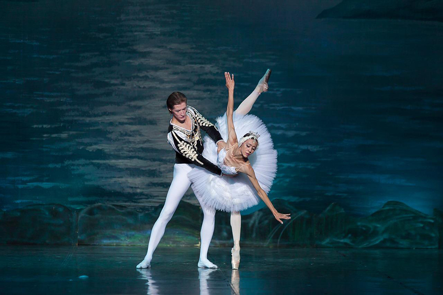 The Legendary Swan Lake Comes To Abu Dhabi National Theater!